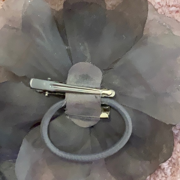 FLOWERS PIN CLIP PONYTAIL OPTION ON EACH - Picture 5 of 9